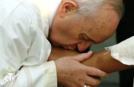 Papa Francesco compie il rito della lavanda dei piedi