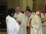 L'arcivescovo Valentinetti impartisce a Magat Antonia il sacramento dell'Eucaristia