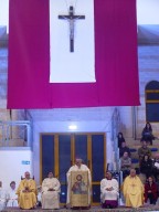 L‘arcivescovo Valentinetti pronuncia l‘omelia della messa concelebrata dal vicario generale don Lucio Giacintucci e dal vescovo emerito Giuseppe Di Falco