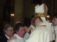L'arcivescovo Valentinetti unge con il crisma della cresima Boumy, detto Francesco,
