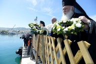 Papa Francesco, Bartolomeo I e Ieronymos lanciano una corona di fiori in memoria delle vittime del mare