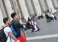 Confessioni in corso in piazza San Pietro