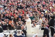 Papa Francesco saluta i fedeli a bordo della Papa mobile