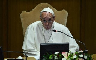 Il Papa al clero: “Mantenete solo ciò che serve per l’esperienza di fede”