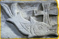 Pesce e croce, IV-V secolo. Bassorilievo di Ermant, Egitto.  Parigi, Louvre