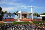 Il grande palco, nel parco di Blonia, da cui anche ieri il Papa ha presieduto la Via Crucis