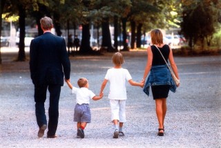 Una famiglia per una famiglia: quando la solidarietà diventa affido