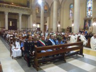 I fedeli in Cattedrale con, in testa, il sindaco di Pescara Marco Alessandrini e il presidente del Consiglio comunale Antonio Blasioli