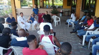 L’arcivescovo Valentinetti incontra i migranti ospitati a Cepagatti
