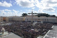 Piazza San Pietro affollata per l'Angelus