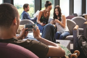 Dipendenza da web: “Vittime le persone con difficoltà emotive che lo usano per compensare i disagi “