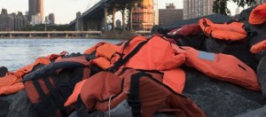 Centinaia di giubbotti di salvataggio invadono le capitali europee