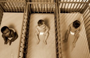 Meno di 500 mila nati nel 2015: “Fare figli tra le prime cause di povertà”