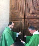 don Mauro Pallini e don Gianni Caldarelli, chiudono la porta santa  del Santuario del Beato Nunzio Sulprizio