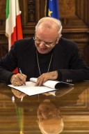 Il segretario generale della Cei Galantino firma il protocollo d'intesa
