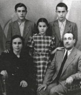 Leonardo Sciascia (in piedi da destra) con i genitori, il fratello Giuseppe e la sorella Anna.
