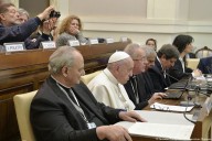 il Papa, seduto fra gli esperti, partecipa ai lavori