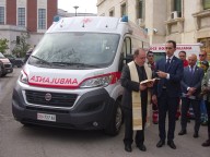 Don Marco Pagniello benedice il nuovo automezzo della Croce rossa