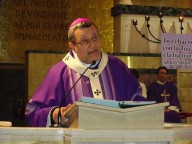 Mons. Tommaso Valentinetti, arcivescovo di Pescara-Penne, pronuncia l'omelia