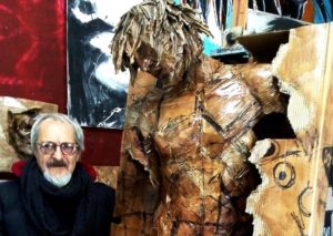 Il nuovo re: la statua in cartone dell’artista Franco Sciusco nella Biblioteca diocesana