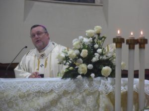 Monsignor Tommaso Valentinetti, arcivescovo di Pescara-Penne, presiede la Santa messa di Ognissanti