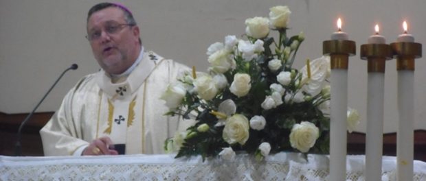 Monsignor Tommaso Valentinetti, arcivescovo di Pescara-Penne, presiede la Santa messa di Ognissanti