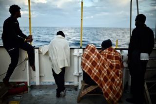 Aquarius: “Aver negato l’attracco un comportamento violento e disumano”