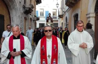 Migranti: “Lasciamoci toccare da questa umanità dolorante e ferita”