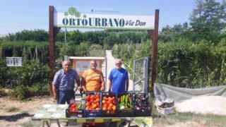 Gli ortolani di Montesilvano donano i loro prodotti all’emporio Caritas