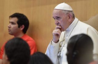 Papa Francesco ai giovani: “Per essere felici bisogna sporcarsi le mani”