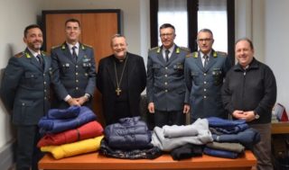 Guardia di finanza: donati alla Caritas 350 capi d’abbigliamento sequestrati