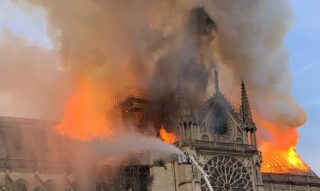 Notre-Dame: “Grande perdita, la guglia crollata era un dito teso verso Dio”