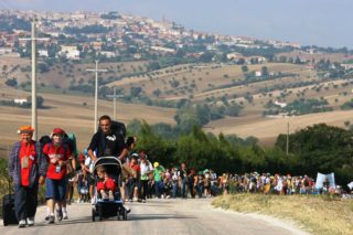 Giovani e famiglie in pellegrinaggio a piedi da San Nunzio Sulprizio
