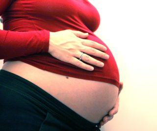 Divieto maternità surrogata: “Principio di ordine pubblico a dignità della donna”