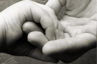 Violenza sulle donne: “Essere una mano tesa che aiuta, accompagna, accoglie”