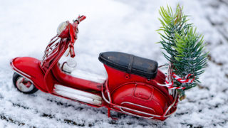 “Babbo Natale in Vespa” per i bimbi della Caritas