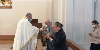 La prima messa col popolo: “È stato come riabbracciare Dio fisicamente”