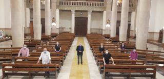 Il ritorno a messa: “Riapriremo in sicurezza per la salute, anche spirituale, dei fedeli”