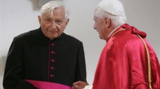 Cei: “Unita in preghiera al Papa emerito per la scomparsa del fratello Georg”