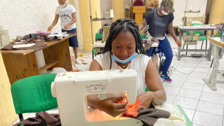 Un laboratorio di sartoria all’insegna della formazione e dell’integrazione