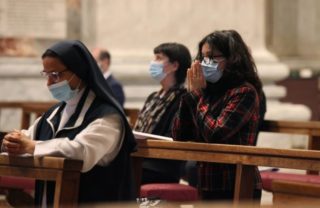 Covid-19: “Resta raccomandato l’uso della mascherina in chiesa”