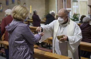 Covid, Cei: mascherina raccomandata, sì ad acquasantiere e scambio di pace