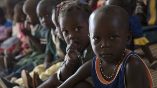 Malnutrizione e Covid: “Potrebbero uccidere 153 bambini al giorno in 2 anni”