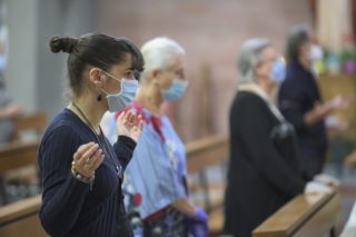 Messa: “Dal 14 febbraio sì allo scambio della pace, ma solo con lo sguardo”