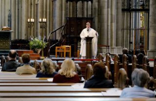 A Natale i sacerdoti potranno celebrare fino a 4 Messe