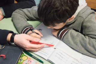 Povertà educativa: “Il 54% dei ragazzi svantaggiati è insufficiente in italiano”