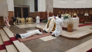 Don Roberto sacerdote: “Un segno di speranza, la Chiesa non si ferma”