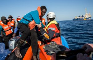 Naufragi migranti: “L’Europa non si macchi di colpevole indifferenza”