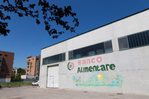 Torna Aggiungi 14 posti a tavola: basta 1 euro per donare 14 pasti ai poveri