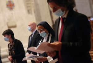 Covid-19, Cei: “Resta raccomandato l’uso delle mascherine in chiesa”